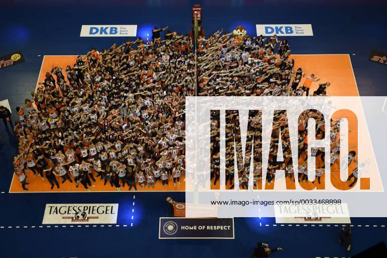 - SPORT Volleyball, Herren, Saison 2017 18, 1. Bundesliga, Playoffs, Viertelfinal-Hinspiel, BR Volleys - SVG Lüneburg, Big Picture, Berliner Volleyballnachwuchs erhält von den BR Volleys neue Trikots, 28.03.18,