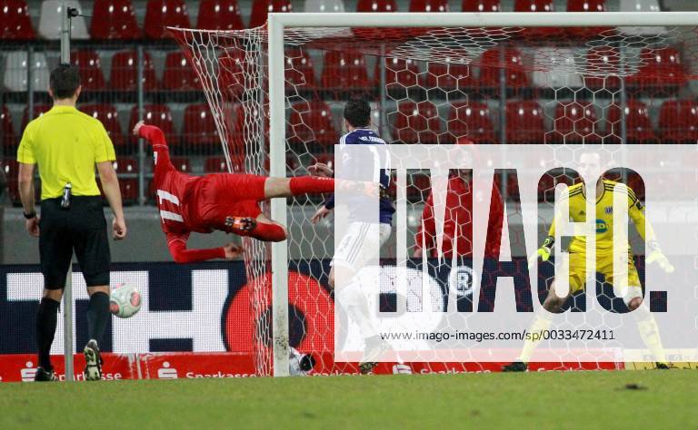 - SPORT GER, 3.Liga, FC Rot Weiss Erfurt vs VFL Osnabrück 28.03.2018 , Erfurt, Steigerwaldstadion, Arena Erfurt, GER, 3.Liga, Saison 2017 2018, 27.Spieltag, Nachholspiel, FC Rot Weiss Erfurt vs VFL Osnabrück im Bild Nermin Crnkic (Erfurt) scheitert vor dem Tor