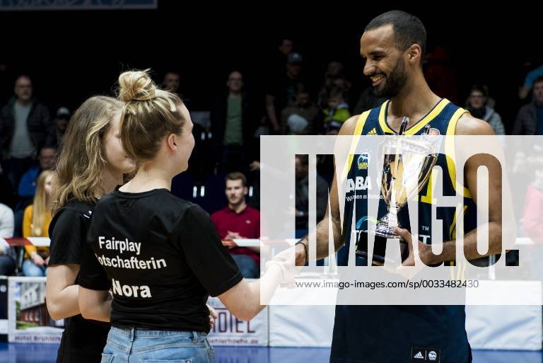 - SPORT BBL, Gothaer Rockets - ALBA Berlin easyCredit BBL, Hauptrunde, 18. Spieltag, Rockets - ALBA Berlin, Saison 2017 2018 29 03 2018 - Erfurt: Der Fair Play Pokal geht an Akeem Vargas 11 (ALBA Berlin) nach dem Hauptrundenspiel der easyCredit BBL der Rockets gegen ALBA Berlin am 29. März 2018 in der Messehalle Erfurt. _________________