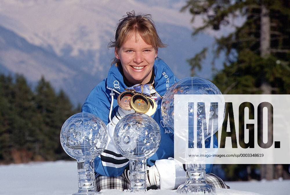 Katja Seizinger (Deutschland) präsentiert stolz ihre Pokale und Medaillen für die Siege im Gesamtweltcup, in den Weltcups Abfahrt und Super G 1997 1998 und ihre Erfolge bei Olympia Alpiner Skilauf OS Winter Damen Weltcup 1997 1998, Welt Cup, Worldcup, World, WC, Ski Alpin, Skisport, Olympische Winterspiele Einzelbild Freude, Alpiner Skilauf OS Winter Damen Weltcup 1997 1998, Welt Cup, Worldcup, World, WC, Ski Alpin, Skisport, Olympische Winterspiele Einzelbild Freude,