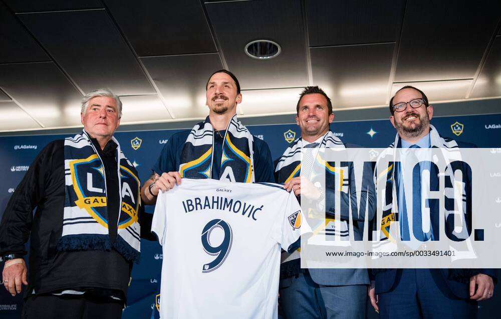 - SPORT 180330 Sigi Schmid, Tränare, Chris Klein, Ordförande och Dan Beckerman, VD, när Zlatan Ibrahimovic presenteras under en presskonferens med MLS Fussball Herren USA laget LA Galaxy den 30 mars 2018 i Los Angeles.
