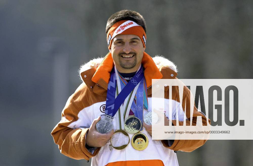 Georg Hackl (Deutschland) mit seinen vielen Olympiamedaillen während der Präsentation der Olympiabekleidung für Salt Lake City 2002 Rennrodeln OS Winter Herren Vorschau 2001, Olympische Winterspiele Salt Lake City 2002, Spiele, Einzelbild Präsentation, Pressetermin, Neuss Rennrodeln OS Winter Herren Vorschau 2001, Olympische Winterspiele Salt Lake City 2002, Spiele, Einzelbild Präsentation, Pressetermin, Neuss