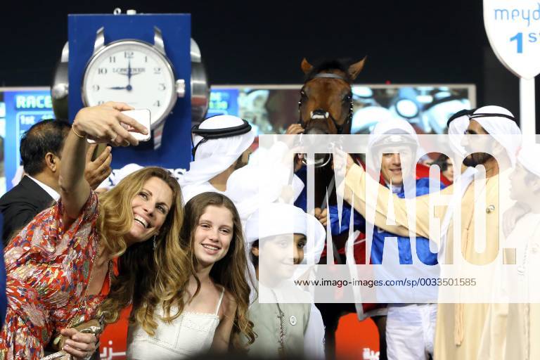 - SPORT 31.03.2018, Dubai, UAE, VEREINIGTE ARABISCHE EMIRATE - The wife of Christophe Soumillon takes a picture of Thunder Snow and connection after winning the Dubai World Cup. Meydan racecourse. (Pferd, Thunder Snow, Sieg, Trainer, Suroor, al Maktoum) 180331D689DUBAI_MEYDAN