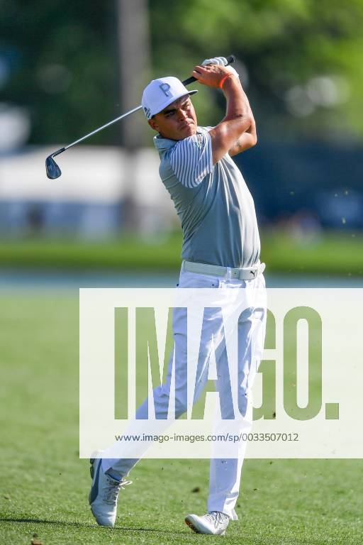 Rickie Fowler hits his approach shot on 18 during the Houston Open at the Golf Club of Houston in Humble, Texas. CSM PGA Golf Herren 2018: Houton Open MAR 31 - ZUMAc04_ 20180331_zaf_c04_169