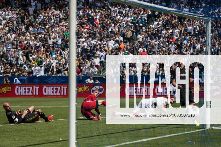 - SPORT 180331 LA Galaxys Zlatan Ibrahimovic gör 4-3 bakom Los Angeles FC:s malvakt Tyler Miller under fotbollsmatchen i MLS Fussball Herren USA mellan LA Galaxy och Los Angeles FC den 31 mars 2018 i Los Angeles.