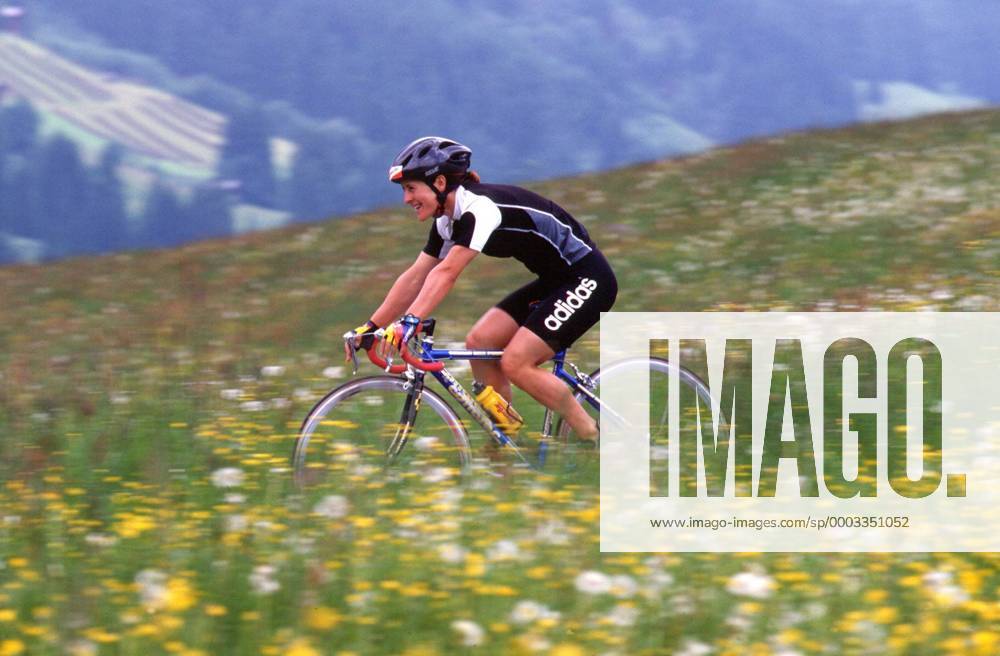 Uschi Disl (Deutschland) - Sommertraining auf einem Rennrad Biathlon Damen Training 2000, Sommer Sommertraining Vorbereitung, Fotoshooting Vdia Einzelbild Biathlon Damen Training 2000, Sommer Sommertraining Vorbereitung, Fotoshooting Vdia Einzelbild