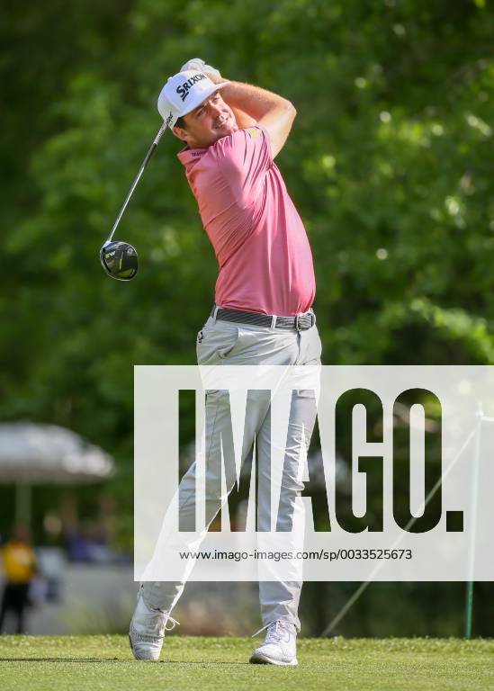 HUMBLE, TX - APRIL 01: Keegan Bradley (USA) watches his tee shot on 2 during the final round of the Houston Open on April 1, 2018 at the Golf Club of Houston in Humble, Texas. (Photo by Leslie Plaza Johnson Icon Sportswire) GOLF: APR 01 PGA Golf Herren - Houston Open Icon180401009