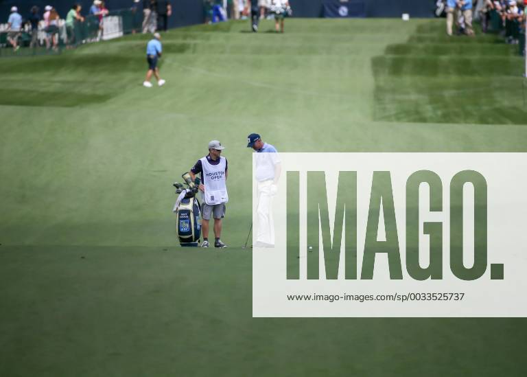 HUMBLE, TX - APRIL 01: Matt Kuchar (USA) looks over his approach shot on 2 during the final round of the Houston Open on April 1, 2018 at the Golf Club of Houston in Humble, Texas. (Photo by Leslie Plaza Johnson Icon Sportswire) GOLF: APR 01 PGA Golf Herren - Houston Open Icon180401087