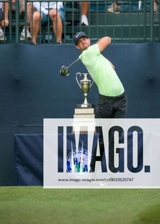 HUMBLE, TX - APRIL 01: Kevin Tway (USA) watches his tee shot on 2 during the final round of the Houston Open on April 1, 2018 at the Golf Club of Houston in Humble, Texas. (Photo by Leslie Plaza Johnson Icon Sportswire) GOLF: APR 01 PGA Golf Herren - Houston Open Icon180401147