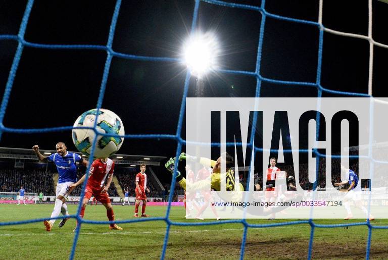 - SPORT 02.04.2018, Fussball 2.Bundesliga, SV Darmstadt 98 - Fortuna Duesseldorf,, emonline, deloka, v.l. Tobias Kempe (SV Darmstadt 98), Raphael Wolf (Fortuna Duesseldorf) Goal scored, Tor zum 1:0 Darmstadt
