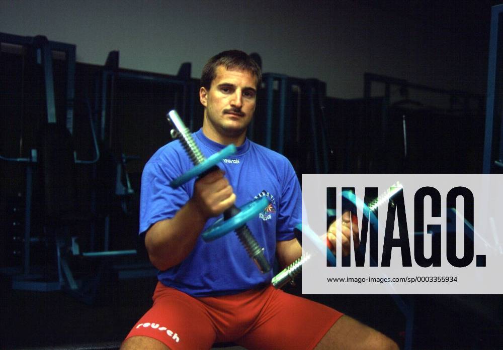 Georg Hackl (Deutschland) im Kraftraum Rennrodeln Herren Rodeln 1997 1998, Rennschlittensport, Rennschlitten, Training Einzelbild Aufnahmedatum geschätzt Kraft Rennrodeln Herren Rodeln 1997 1998, Rennschlittensport, Rennschlitten, Training Einzelbild Aufnahmedatum geschätzt Kraft