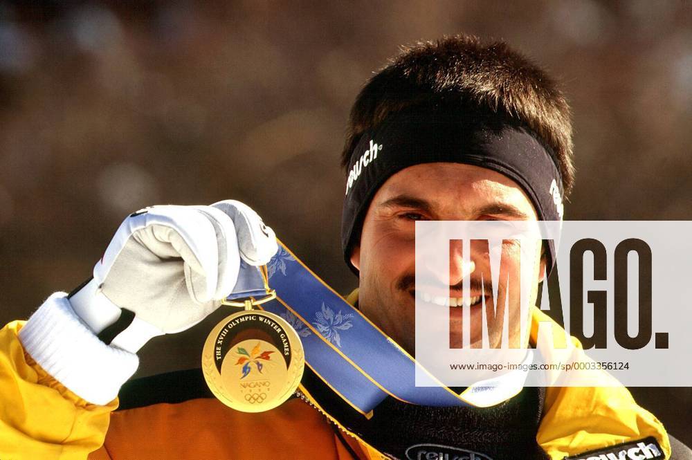 Olympiasieger Georg Hackl (Deutschland) präsentiert seine Goldmedaille Der erfolgreichste olympische Rodler aller Zeiten gewann 1992, 1994 und 1998 Gold und bei seinen ersten Olympischen 1988 Silber Rennrodeln OS Winter Herren Olympische Spiele 1998, Winterspiele, Rodeln, Rennschlitten, Rennschlittensport Porträt Nagano City Freude, Rennrodeln OS Winter Herren Olympische Spiele 1998, Winterspiele, Rodeln, Rennschlitten, Rennschlittensport Porträt Nagano City Freude,