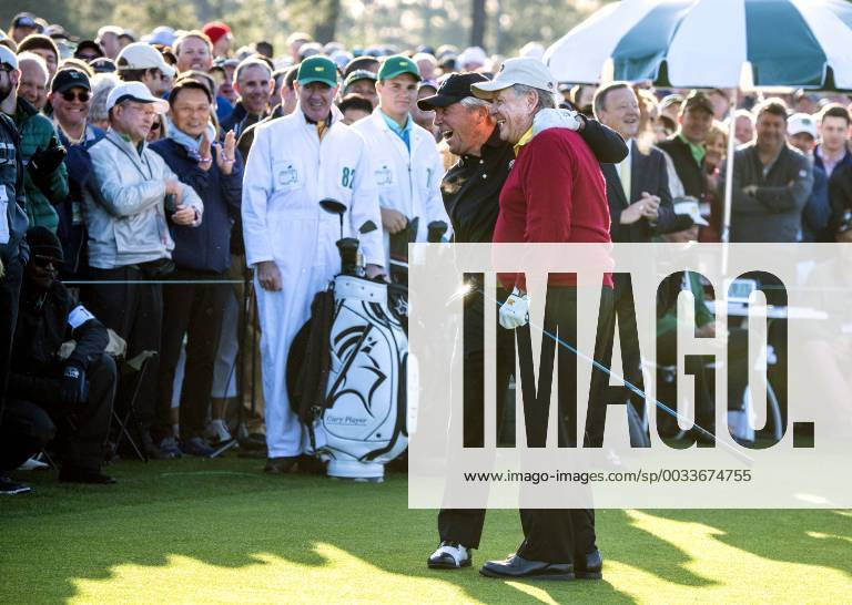 Honorary starters golf legends Gary Player (L) and Jack Nicklaus embrace during the opening ceremony for the 2018 Masters Tournament at the Augusta National Golf Club in Augusta, Georgia, on April 5, 2018. AUG20180405302 KEVINxDIETSCH