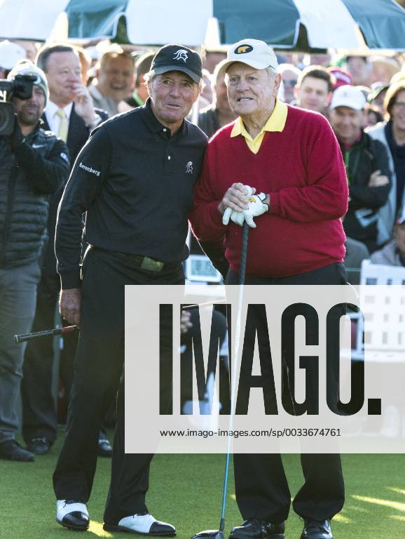Honorary starters golf legends Gary Player (L) and Jack Nicklaus embrace during the opening ceremony for the 2018 Masters Tournament at the Augusta National Golf Club in Augusta, Georgia, on April 5, 2018. AUG20180405309 KEVINxDIETSCH