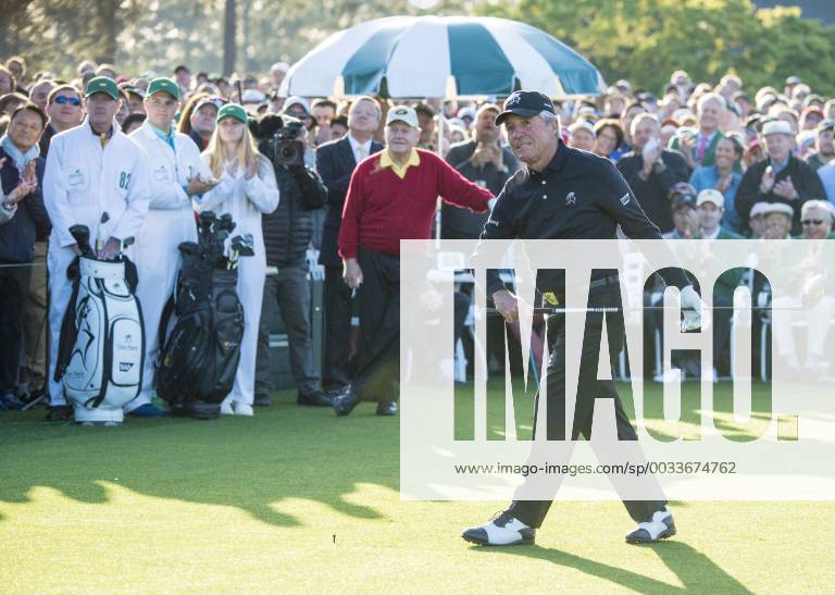Honorary starters golf legends Gary Player watches his ball alongside fellow starter Jack Nicklaus during the opening ceremony for the 2018 Masters Tournament at the Augusta National Golf Club in Augusta, Georgia, on April 5, 2018. AUG20180405310 KEVINxDIETSCH