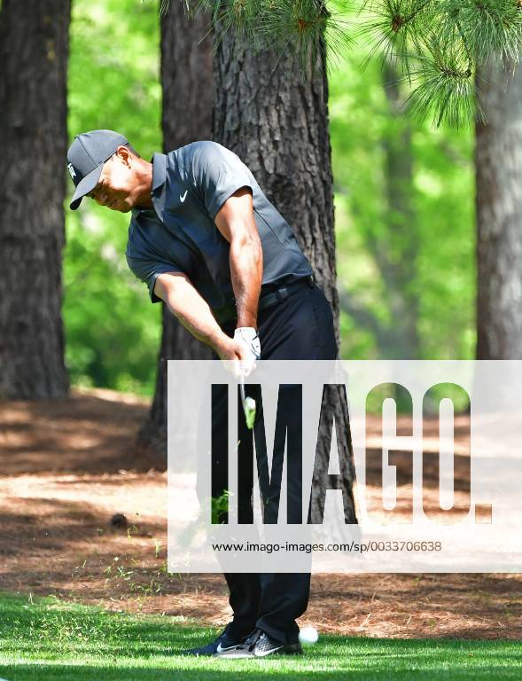 Tiger Woods hit from the rough on the 11th hole during the first round of the 2018 Masters Tournament at the Augusta National Golf Club in Augusta, Georgia, on April 5, 2018. AUG20180405356 KEVINxDIETSCH