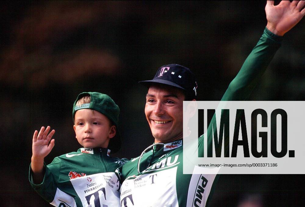 Erik Zabel (Deutschland Team Telekom) sowie Sohn Rick im grünen Trikot bei der Siegerehrung zur Schlussetappe der Tour de France 1997 Radsport Herren Straßenradsport 1997, Straße, Rad, Tour de France Gruppe Paris, Champs Elysees, Elysee Freude, Radsport Herren Straßenradsport 1997, Straße, Rad, Tour de France Gruppe Paris, Champs Elysees, Elysee Freude,