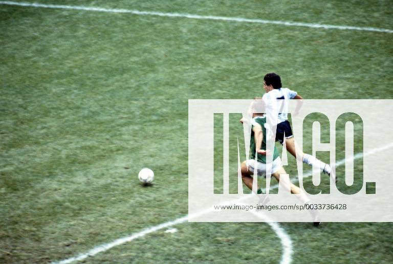 FIFA World Cup WM Weltmeisterschaft Fussball - Mexico 1986 29.6.1986, Estadio Azteca, Mexico, D.F. Final Argentina v West Germany. Jorge Burruchaga runs away to score the winner for Argentina, Hans-Peter Briegel of West Germany is late. 3-2 in the 84th minute. Noxthirdxpartyxsales (75100419)