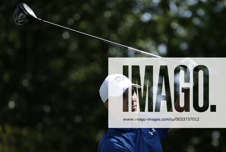 Jordan Spieth reacts after his tee shot on hole 2 in the 2nd round of the 2018 Masters Tournament at the Augusta National Golf Club in Augusta, Georgia, on April 6, 2018. AUG20180406101 JOHNxANGELILLO
