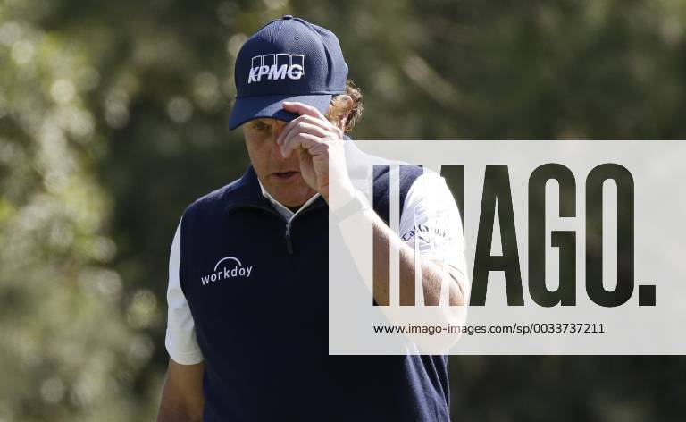 Phil Mickelson reacts after making his putt for par on the 1st hole in the 2nd round of the 2018 Masters Tournament at the Augusta National Golf Club in Augusta, Georgia, on April 6, 2018. AUG20180406104 JOHNxANGELILLO
