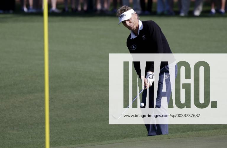 Bernhard Langer of German chips to the 2nd hole green in the 2nd round of the 2018 Masters Tournament at the Augusta National Golf Club in Augusta, Georgia, on April 6, 2018. AUG20180406112 JOHNxANGELILLO