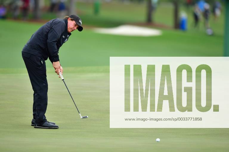 Phil Mickelson putts on the 18th green during the third round of the 2018 Masters Tournament at the Augusta National Golf Club in Augusta, Georgia, on April 7, 2018. AUG20180407315 KEVINxDIETSCH