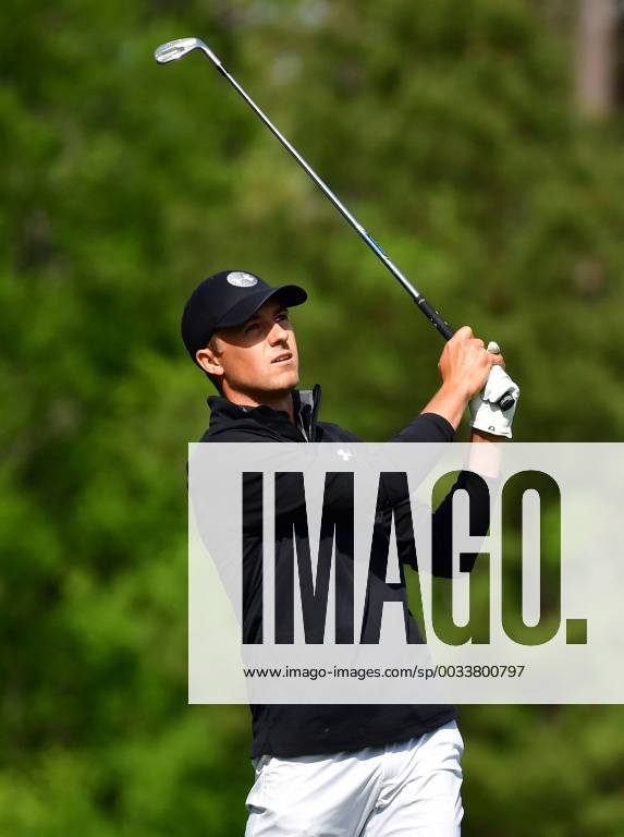 Jordan Spieth watches his hit off of the 12th tee during round 4 of the 2018 Masters Tournament at the Augusta National Golf Club in Augusta, Georgia, on April 8, 2018. AUG20180408305 KEVINxDIETSCH