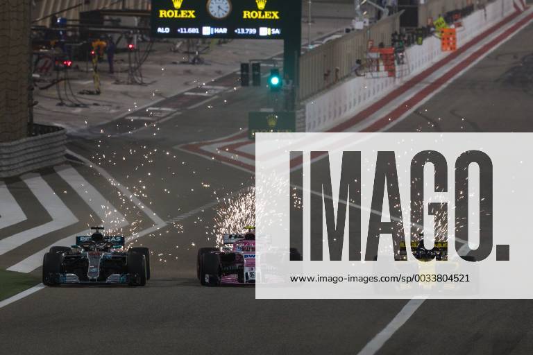 Lewis Hamilton (Mercedes AMG Petronas Formula One Team) im Zweikampf mit Esteban Ocon (Sahara Force India F1 Team) und Nico Huelkenberg (Renault F1 Team), Grosser Preis von Bahrain 2018, Rennen, Motorsport, Formel 1, 08.04.2018, Sachir