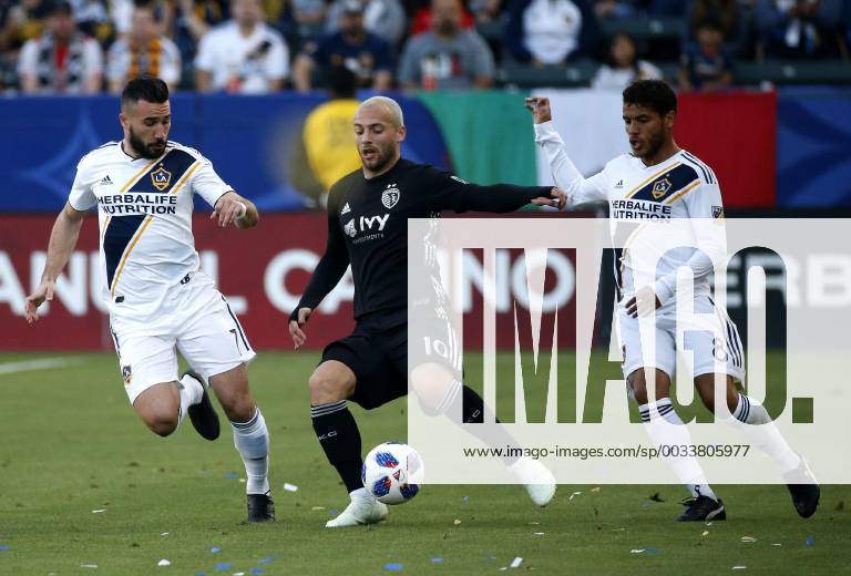 Los Angeles, California, U.S - Sporting Kansas Citys forward Yohan Croizet (10) of France, vies with Los Angeles Galaxys midfielder Romain Alessandrini (7) of France and Los Angeles Galaxys midfielder Jonathan dos Santos (8) during the 2018 Major League Soccer MLS Fussball Herren USA match between Los Angeles Galaxy and Sporting Kansas City in Carson, California, April 8, 2018. Sporting Kansas City won 2-0. MLS 2018: Los Angeles Galaxy 0-2 Sporting Kansas City - ZUMAc68_ 20180408_zaf_c68_017