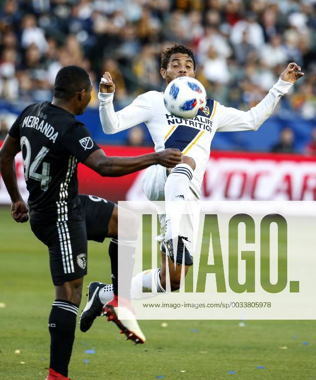 Los Angeles, California, U.S - Sporting Kansas Citys defender Jimmy Medranda (94) of Colombia vies with Los Angeles Galaxys midfielder Jonathan dos Santos (8) during the 2018 Major League Soccer MLS Fussball Herren USA match between Los Angeles Galaxy and Sporting Kansas City in Carson, California, April 8, 2018. Sporting Kansas City won 2-0. MLS 2018: Los Angeles Galaxy 0-2 Sporting Kansas City - ZUMAc68_ 20180408_zaf_c68_018