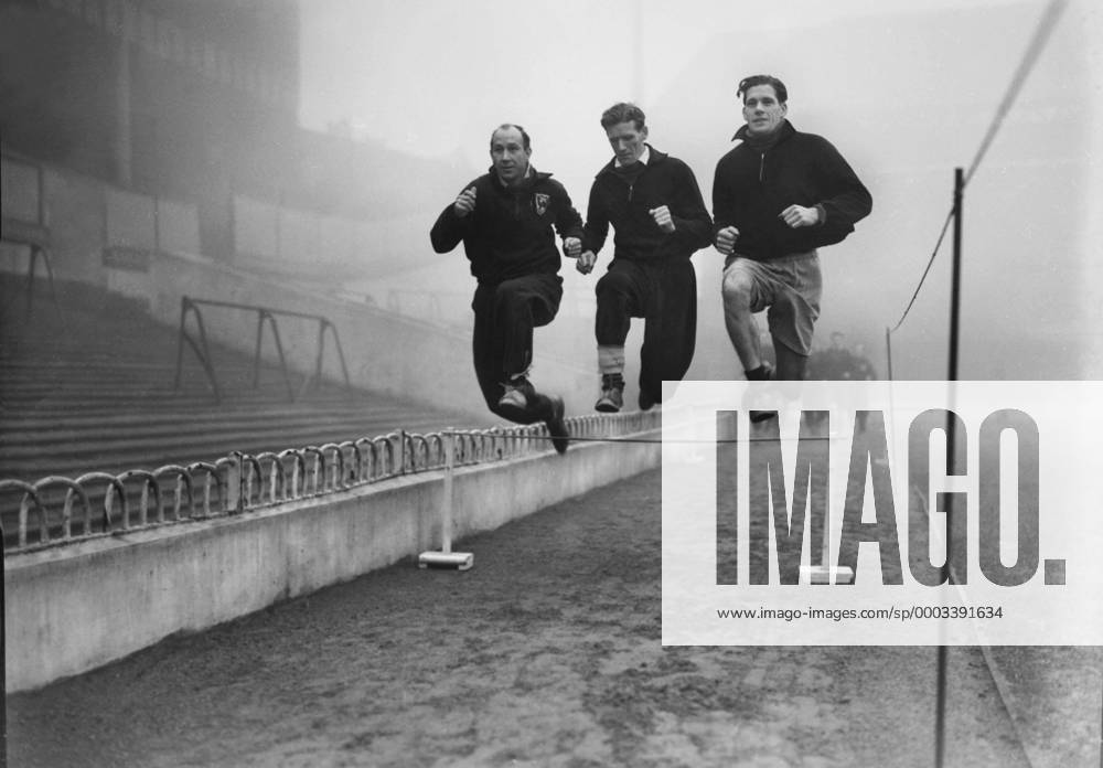 Ron Burgess (li.), Leslie Bennett (Mitte) und Torwart Ted Ditchburn (alle Tottenham Hotspurs) überspringen gemeinsam eine Hürde - Fußball Herren English Football League First Division 1949 1950, One, 1. Englische Liga, Tottenham Hotspur, Spurs Gruppe Aufnahmedatum geschätzt London Dynamik, Höhe, Fußball Herren English Football League First Division 1949 1950, One, 1. Englische Liga, Tottenham Hotspur, Spurs Gruppe Aufnahmedatum geschätzt London Dynamik, Höhe,