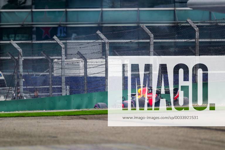 - SPORT Max Verstappen (Red Bull Racing) neben der Strecke , Grosser Preis von China 2018, Freies Training 13.04.18, Shanghai