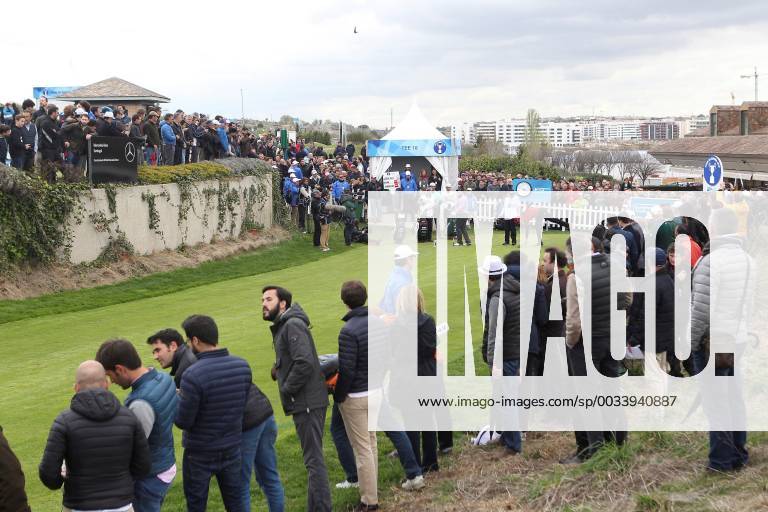 Attendants look as Rafael Cabrera of Spain (back-R) prepares to hit his tee shot during the second day of the Spanish Open golf tournament in Madrid, Spain, 13 April 2018. Spanish Open golf tournament !ACHTUNG: NUR REDAKTIONELLE NUTZUNG!