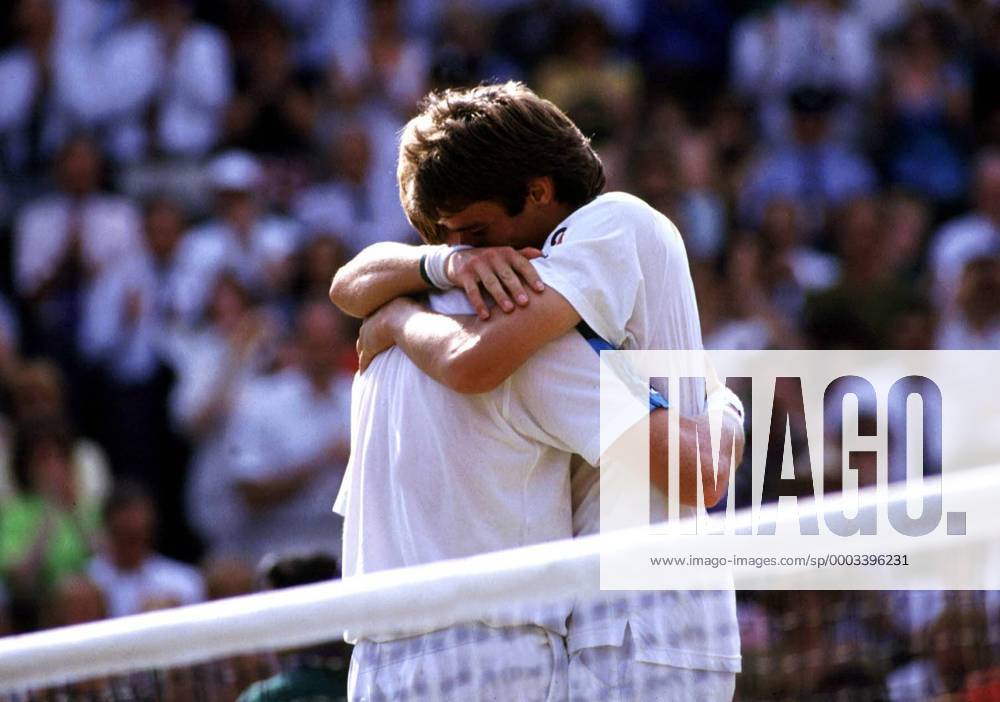 Wimbledon Sieger 1991 Michael Stich (re.) und Zweiter Boris Becker (beide Deutschland) liegen sich in den Armen Tennis Herren All England Championships 1991, Grand Slam, ATP Tour, Finale Gruppe Wimbledon London Harmonie, Freude, Kameradschaft, Tennis Herren All England Championships 1991, Grand Slam, ATP Tour, Finale Gruppe Wimbledon London Harmonie, Freude, Kameradschaft,