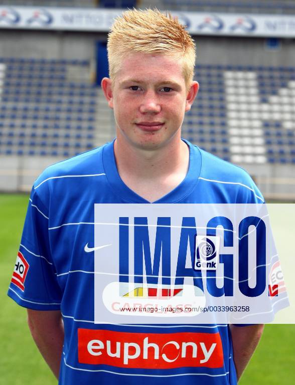 - GENK, BELGIUM : Kevin De Bruyne poses during the official photoshoot of the 2009-2010 season team of Belgian first division soccer team KRC Genk, Friday, 17 july 2009 in Genk. MICHELxKRAKOWSKI x14634286x