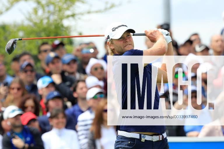 Henric Sturehed of Sweeden watches his shot during Madrid Open golf tournament at the National Golf Course in Madrid, Spain, 15 April 2018. The Madrid Open runs from 12 to 15 April. Madrid Open !ACHTUNG: NUR REDAKTIONELLE NUTZUNG!