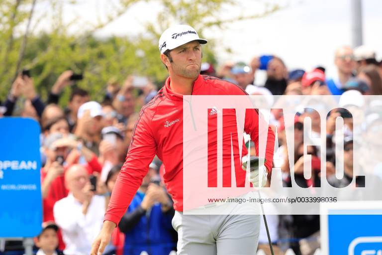 Jon Rahm of Spain watches his shot during Madrid Open golf tournament at the National Golf Course in Madrid, Spain, 15 April 2018. The Madrid Open runs from 12 to 15 April. Madrid Open !ACHTUNG: NUR REDAKTIONELLE NUTZUNG!
