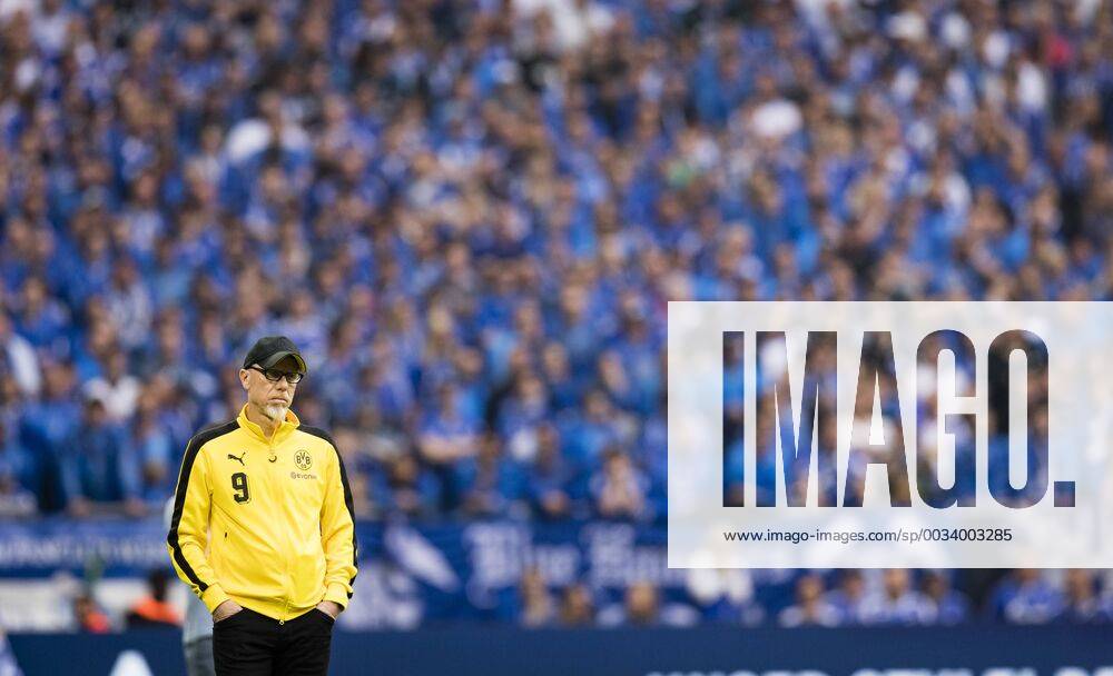 - SPORT Gelsenkirchen, 15.04.2018 Trainer Peter Stöger (BvB) FC Schalke 04 - Borussia Dortmund
