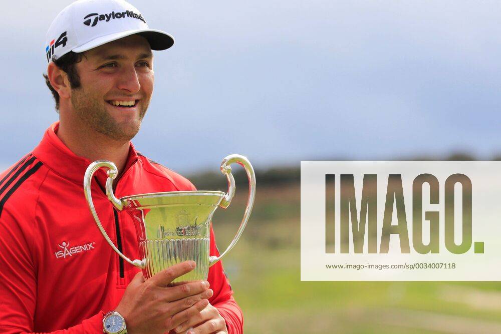 Jon Rahm of Spain celebrates after winning the Madrid Open golf tournament at the National Golf Course in Madrid, Spain, 15 April 2018. The Madrid Open runs from 12 to 15 April. Jon Rahm wins Madrid Golf Open !ACHTUNG: NUR REDAKTIONELLE NUTZUNG!