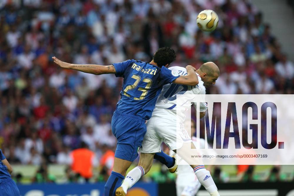 Marco Materazzi (Italien, li.) gegen Zinedine Zidane (Frankreich) - Fußball Länderspiel Herren WM 2006, Nationalmannschaft, Nationaltrikot, Finale, Endspiel Gruppe Aufmacher Berlin Dynamik, Kampf, Fußball Länderspiel Herren WM 2006, Nationalmannschaft, Nationaltrikot, Finale, Endspiel Gruppe Aufmacher Berlin Dynamik, Kampf,