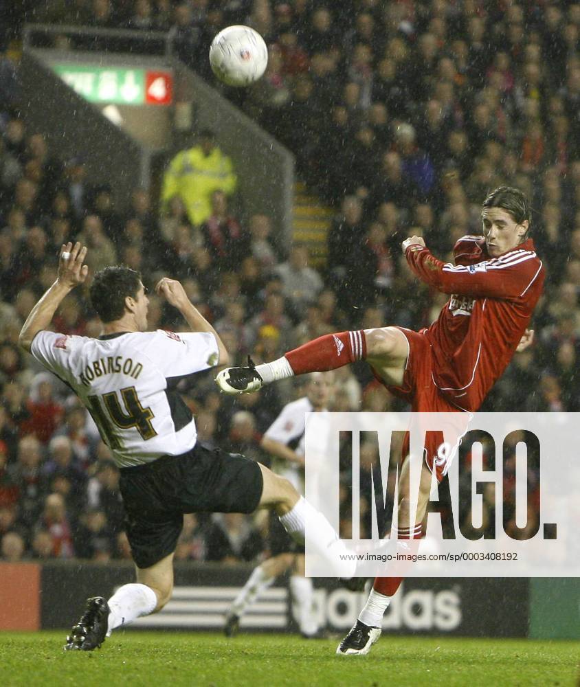 Fernando Torres (Liverpool, re.) gegen Stephen Robinson (Luton) - . Fußball Herren FA Cup 2007 2008, Englischer Pokal, Pokalspiel, FC Liverpool - Luton Town 5:0 Gruppe Liverpool Dynamik, Fußball Herren FA Cup 2007 2008, Englischer Pokal, Pokalspiel, FC Liverpool - Luton Town 5:0 Gruppe Liverpool Dynamik,