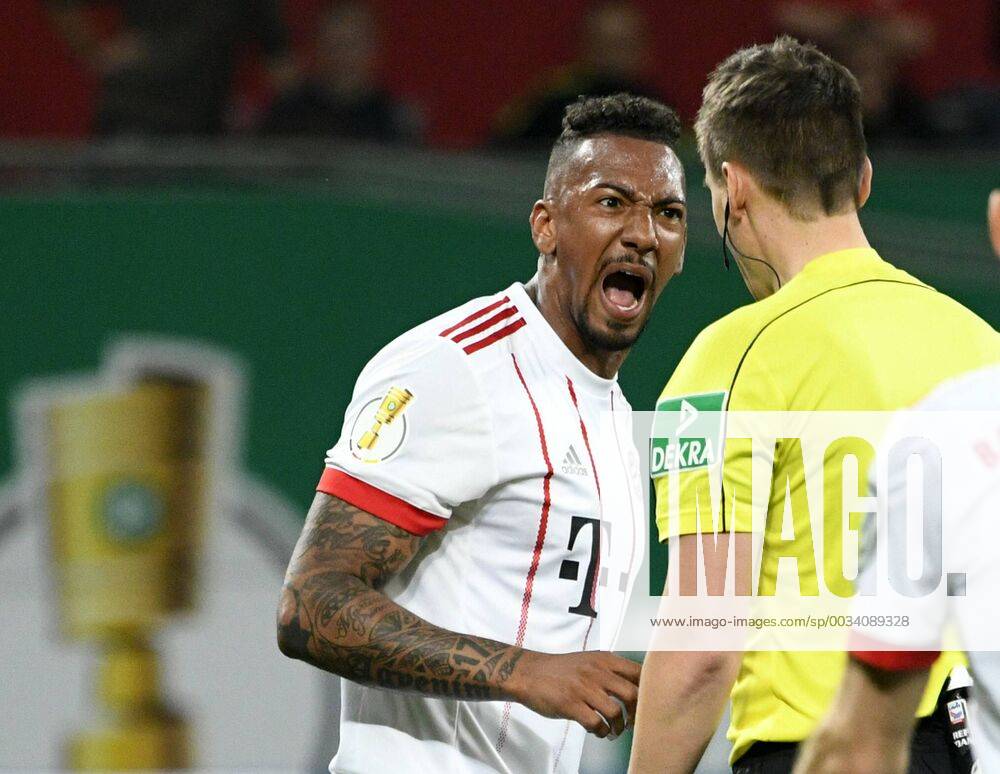 - SPORT BayArena Leverkusen NRW 17.4.2018, Fussball DFB Pokal Saison 2017 18 Halbfinale, Bayer 04 Leverkusen vs FC Bayern München (Munchen, Muenchen) --- Jerome Boateng (Bayern München) schreit, brüllt, schimpft, motzt Schiedsrichter Daniel Siebert an