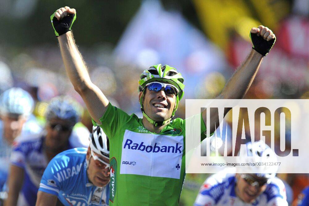 - DIGNE-LES-BAINS, FRANCE: Spanish Oscar Freire, in the green jersey of team Rabobank, celebrates as he wins the mass sprint at the end of the 14th stage of the Tour de France cycling race between Nimes and Digne-les-Bains, Saturday 19 July 2008. LUCxCLAESSEN x9825564x