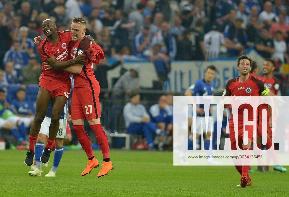 - SPORT Gelsenkirchen, Germany 18.04.2018, DFB-Pokal, Halbfinale, FC Schalke 04 - Eintracht Frankfurt, Jubel Spieler Frankfurt nach Spielende ( DeFodi521