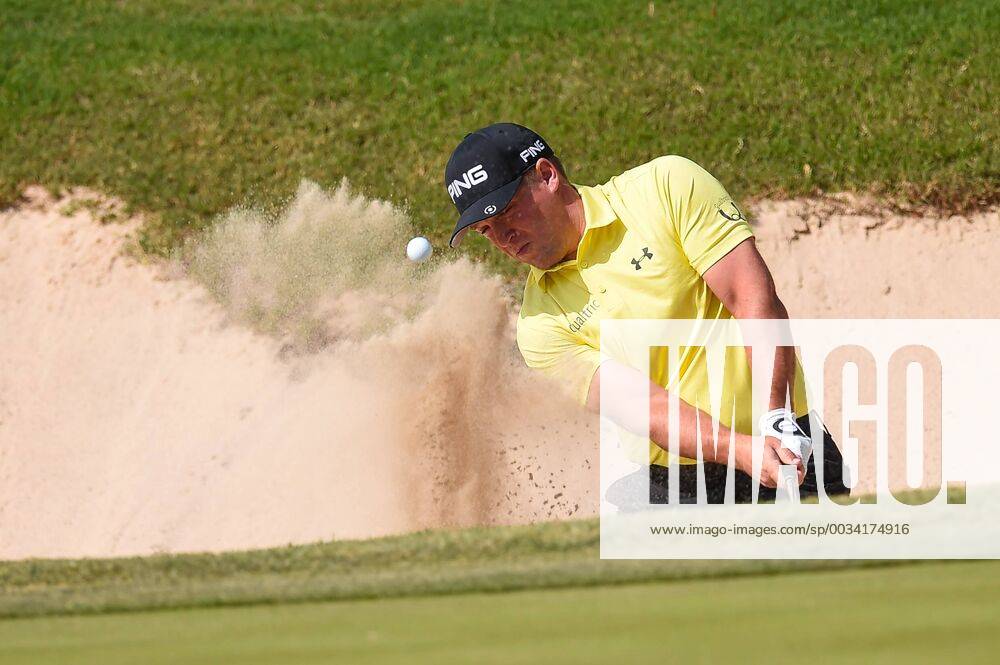 SAN ANTONIO, TX - APRIL 19: Daniel Summerhays hits out of a bunker during the first round of the Valero Texas Open at the TPC San Antonio Oaks Course in San Antonio, TX on April 19, 2018. (Photo by Daniel Dunn Icon Sportswire) GOLF: APR 19 PGA Golf Herren - Valero Texas Open Icon18041941