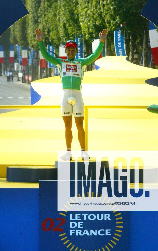 NO MAGS-NO SALES-NO INTERNET BRU133 - - PARIS, FRANCE : Green jersey of best sprinter, leader of the Belgian Lotto-Adecco team, Australian Robbie McEwen parades on the podium after the last stage of the 89th Tour de France in Paris, Sunday 28 July 2002. REPORTERS - MICHELxGOUVERNEUR x1009144x