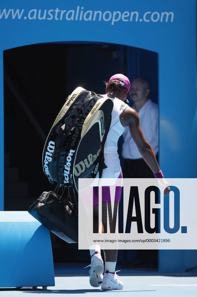 Serena Williams (USA) schleicht enttäuscht vom Platz Tennis Damen Australian Open 2008, Grand Slam, WTA Tour, o0 Sportartikelhersteller, Sportartikel Einzelbild o0 Wilson, Ausrüster, Sportausrüster, Hersteller, Melbourne Enttäuschung, Tennis Damen Australian Open 2008, Grand Slam, WTA Tour, o0 Sportartikelhersteller, Sportartikel Einzelbild o0 Wilson, Ausrüster, Sportausrüster, Hersteller, Melbourne Enttäuschung,