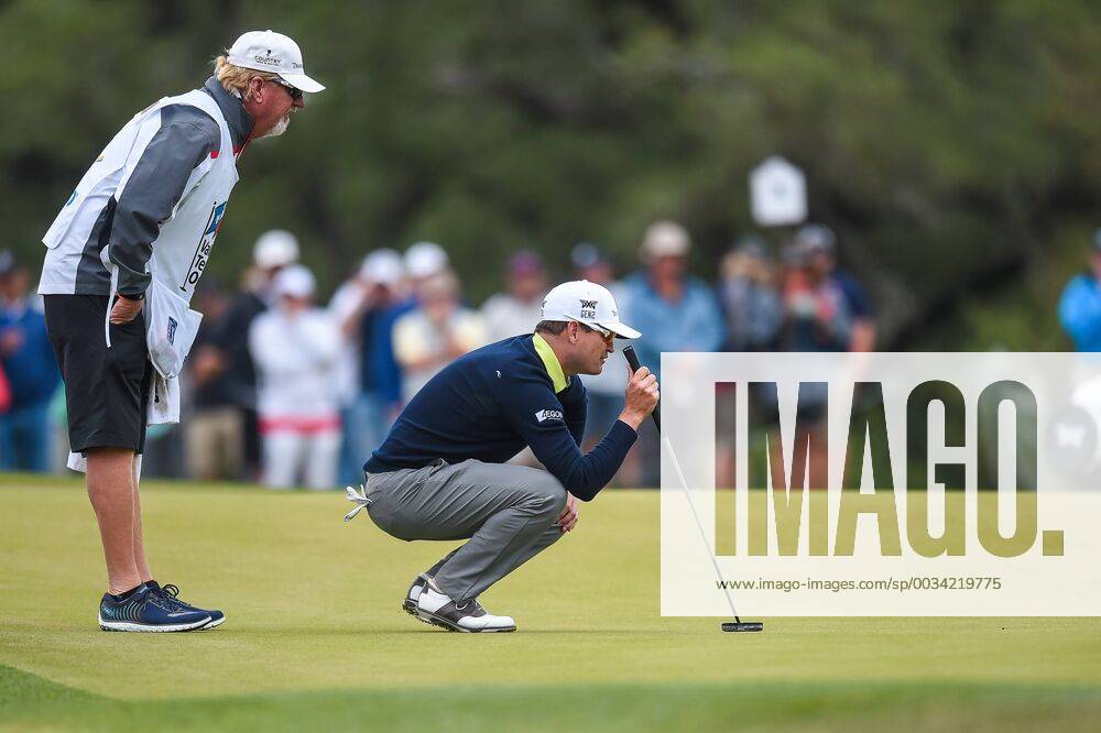 SAN ANTONIO, TX - APRIL 20: Zach Johnson and his caddie line up a birdie attempt on the 8th green during the second round of the Valero Texas Open at the TPC San Antonio Oaks Course in San Antonio, TX on April 20, 2018. (Photo by Daniel Dunn Icon Sportswire) GOLF: APR 20 PGA Golf Herren - Valero Texas Open Icon18042002