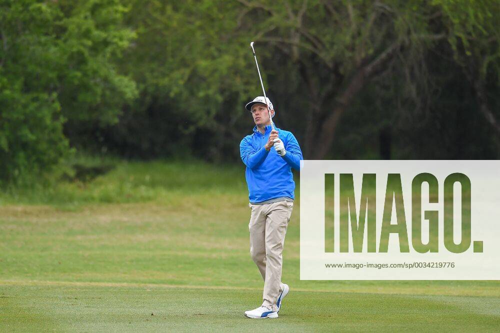 SAN ANTONIO, TX - APRIL 20: Ben Crane hits from the 8th fairway during the second round of the Valero Texas Open at the TPC San Antonio Oaks Course in San Antonio, TX on April 20, 2018. (Photo by Daniel Dunn Icon Sportswire) GOLF: APR 20 PGA Golf Herren - Valero Texas Open Icon18042003