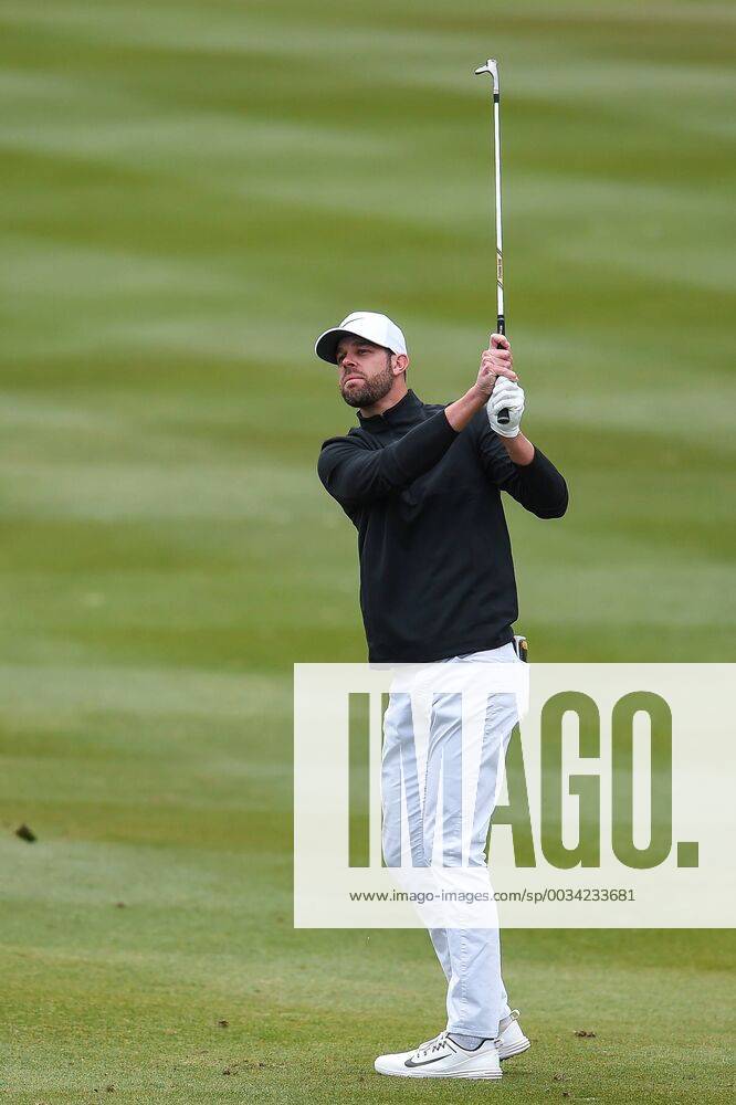 SAN ANTONIO, TX - APRIL 20: Kevin Tway watches his approach shot during the second round of the Valero Texas Open at the TPC San Antonio Oaks Course in San Antonio, TX on April 20, 2018. (Photo by Daniel Dunn Icon Sportswire) GOLF: APR 20 PGA Golf Herren - Valero Texas Open Icon18042006